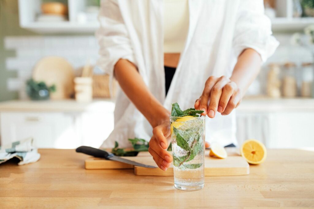 Abnehmen im Sommer: Wasser trinken und gesund ernähren