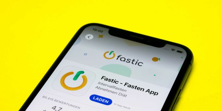Fastic-Fasten-App-am-Smartphone-Camilo-Concha-Stock.Adobe-823801570-2560px
