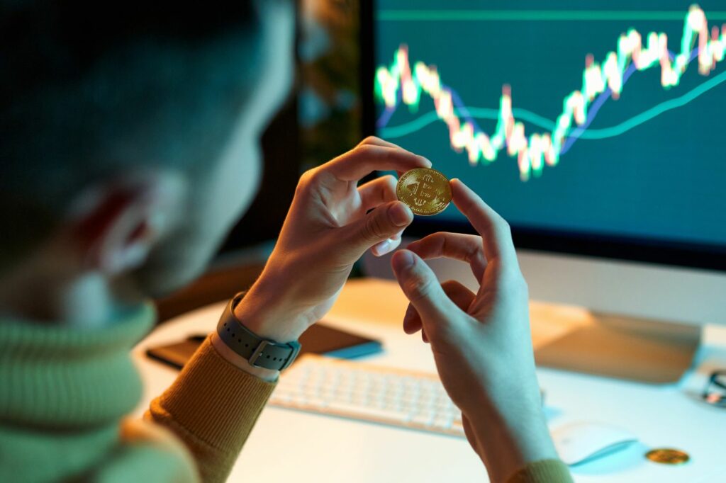 Kryptowährungen: Mann mit Bitcoin