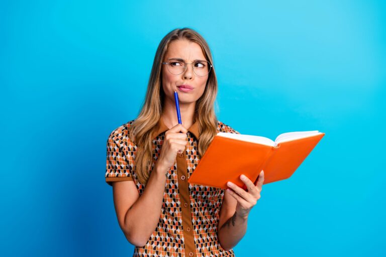 Frau lernt mit Notizbuch die Phasen des Fremdsprachenerwerbs