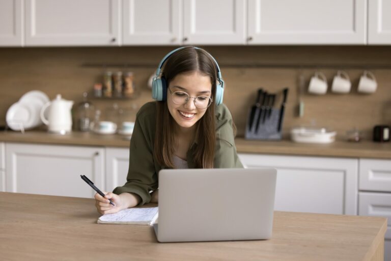 Frau mit Kopfhörern lernt eine Sprache per Streaming und Podcast