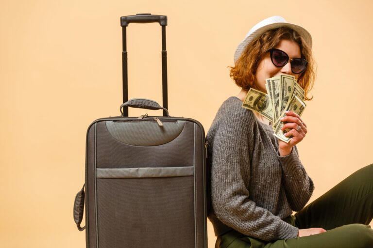 Reisende mit Koffer und Geld im Ausland