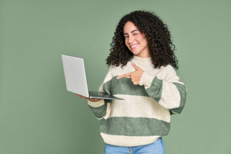 Frau lernt mit ChatGPT als Sprachtutor am Laptop